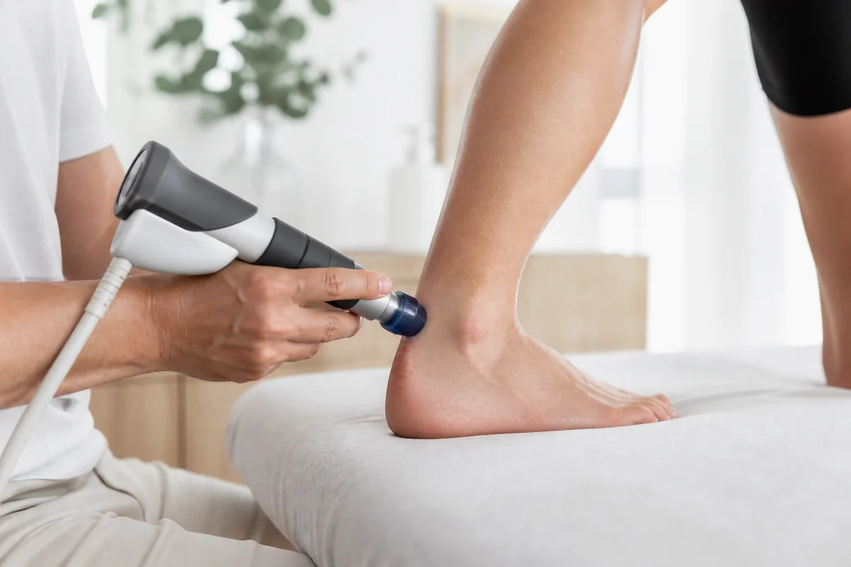 Pièce à main d&rsquo;un générateur d&rsquo;ondes de choc appliquée sur un tendon d&rsquo;Achille